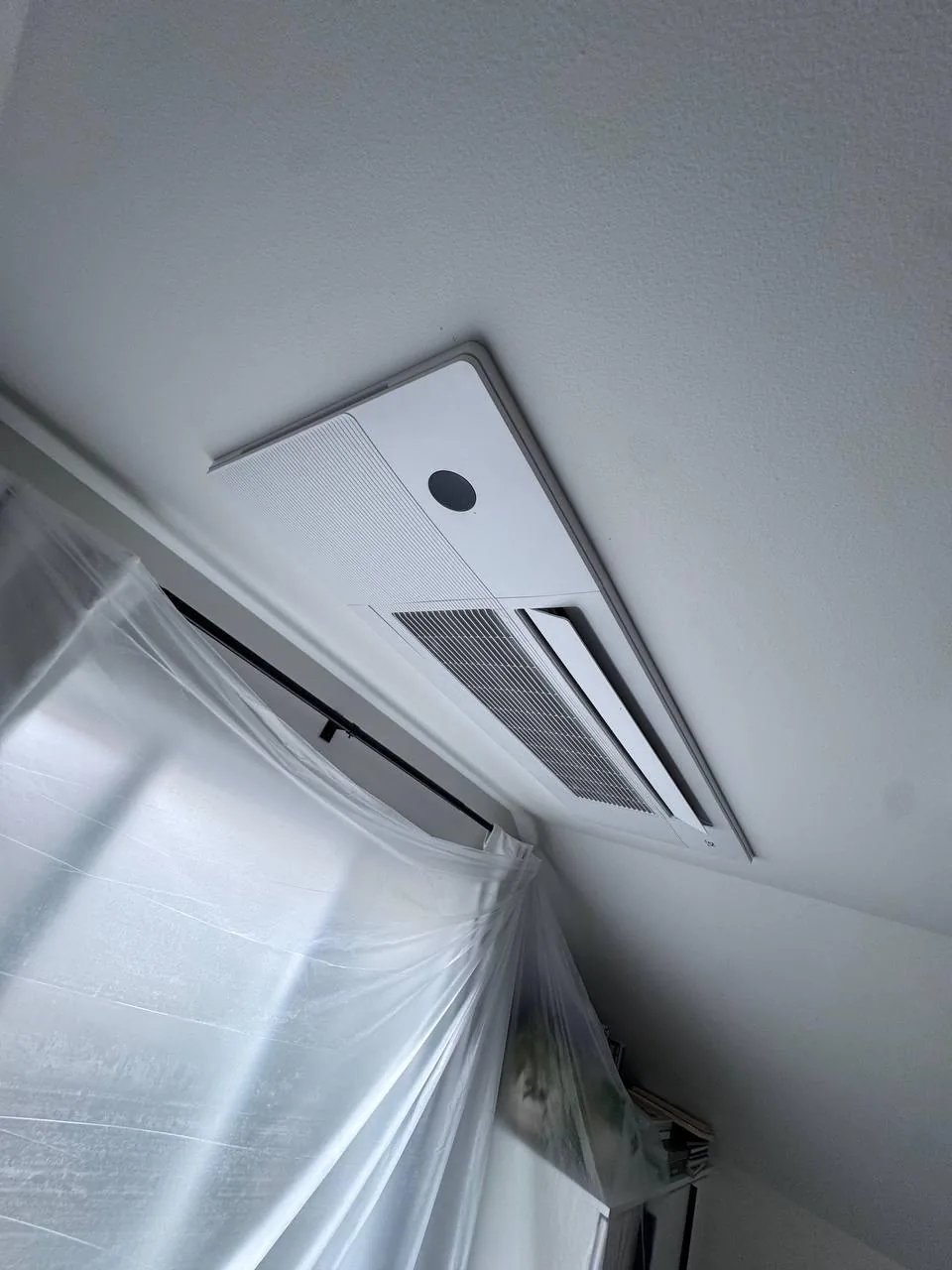 Ceiling cassette corner detail